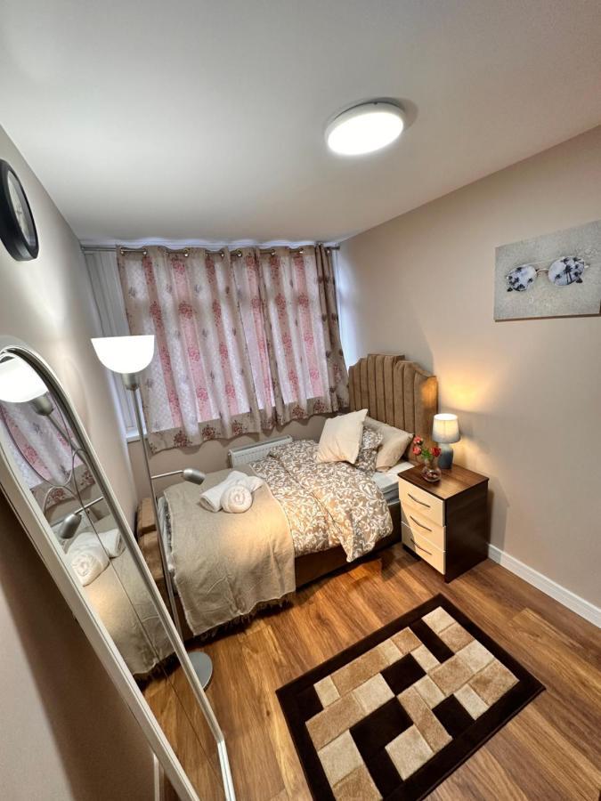 Canary Wharf Single Double And En-Suite Rooms 런던 외부 사진