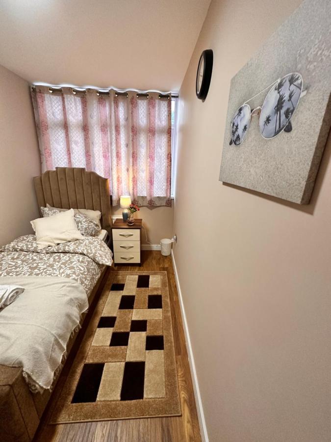 Canary Wharf Single Double And En-Suite Rooms 런던 외부 사진