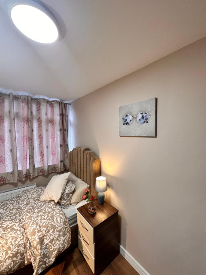 Canary Wharf Single Double And En-Suite Rooms 런던 외부 사진